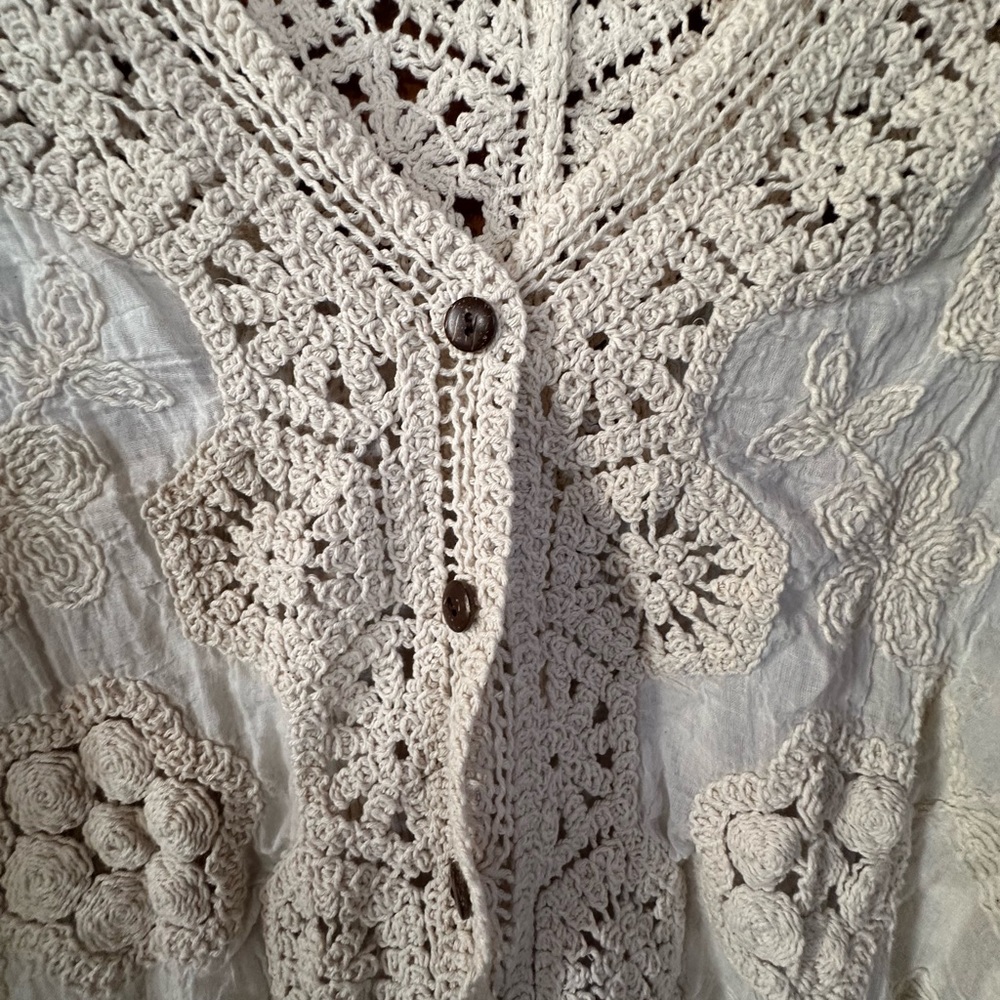 Elegant Lace Women's Top in Cream - Picture 3 of 4